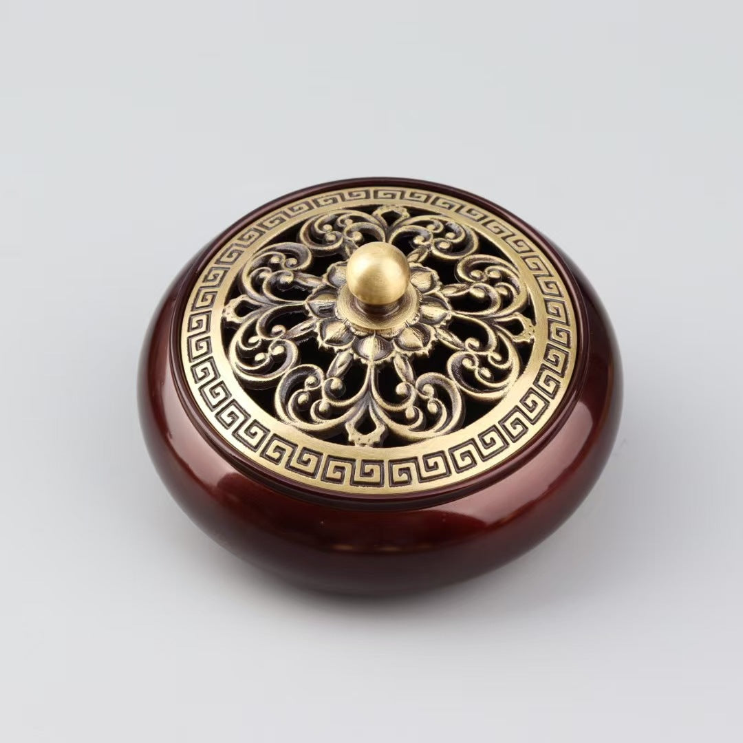 Brûleur d’Encens Lotus Doré – Laiton Sculpté & Base Rouge Profond