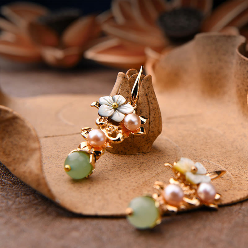 Boucles d’Oreilles Pendantes Fleur en Tridacna & Perle d’Eau Douce – Plaqué Or 14 Carats