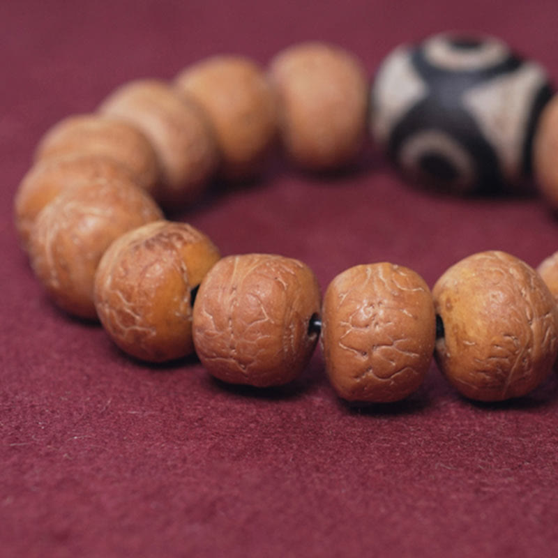 Bracelet Mala Bodhi 14 mm et Perles Dzi Artisanales La force symbolique des graines sacrées