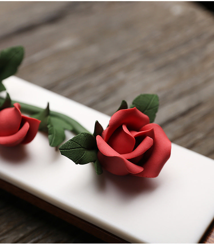 Porte-Encens en Céramique Roses Sculptées – Élégance Florale (30 cm)