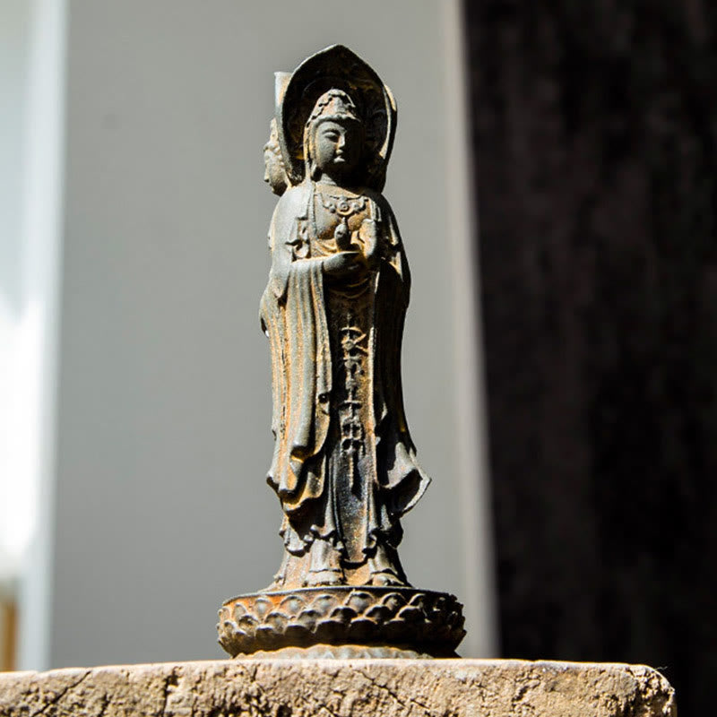 Statue de Buddha Stones en résine coulée à trois côtés Kwan Yin Avalokitesvara en poudre de fer et rouille Décoration de bureau