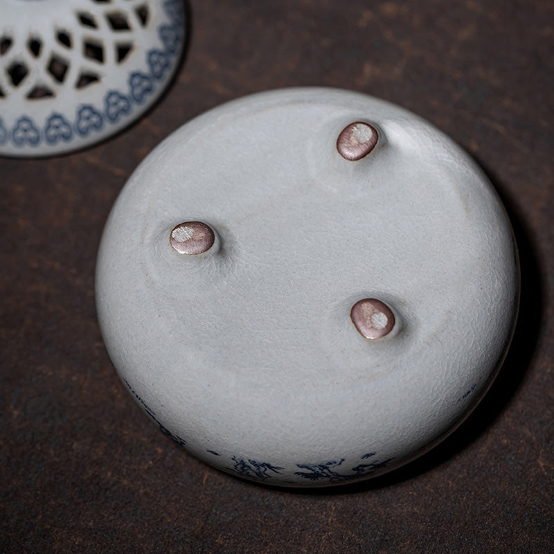 Brûleur d’Encens en Porcelaine Bleu & Blanc – Motifs Paysagers Traditionnels