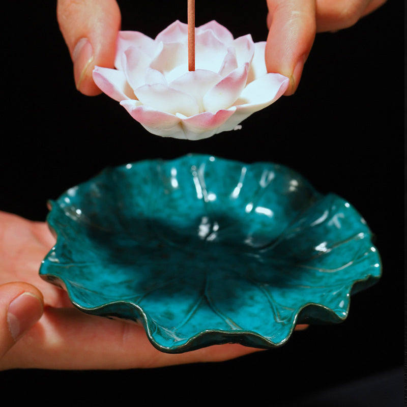 Porte-Encens en Céramique Fleur de Lotus – Rose & Feuille Verte (11 cm)