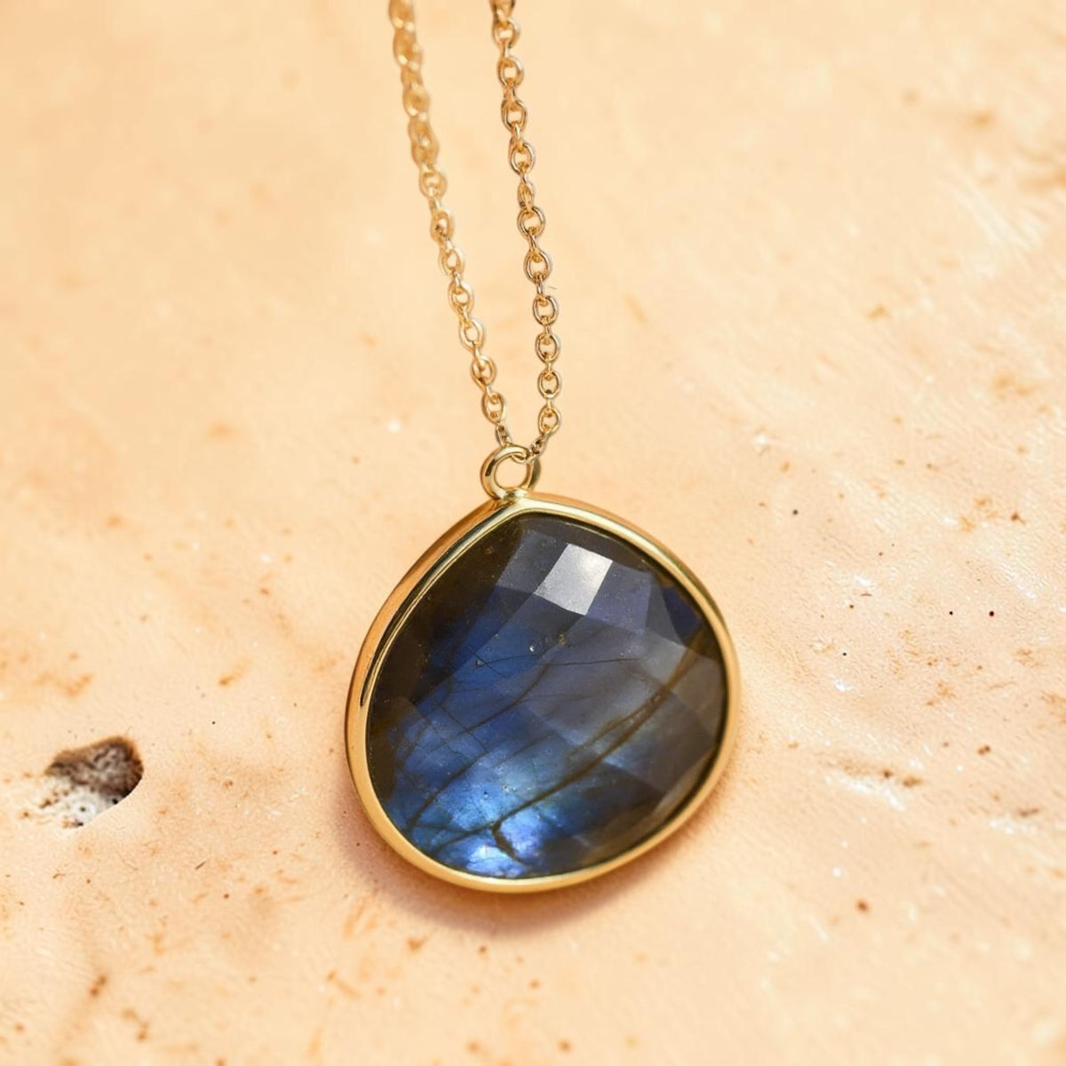 Pendentif Protection Élégant en Labradorite