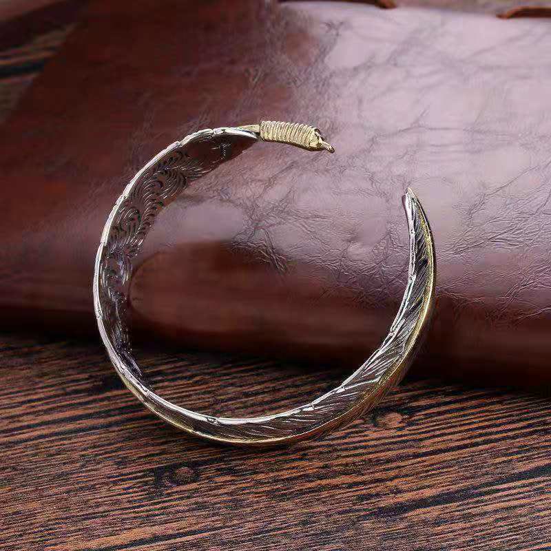 Bracelet Manchette en Cuivre Sculpté, Motif Plumes Ajustable