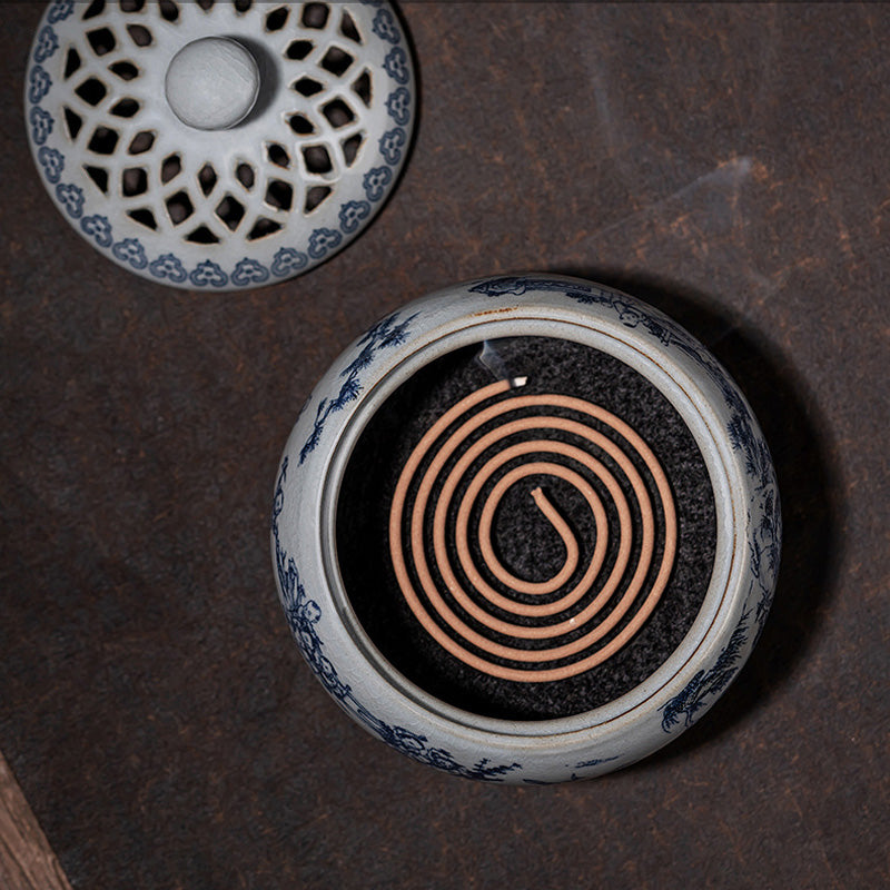 Brûleur d’Encens en Porcelaine Bleu & Blanc – Motifs Paysagers Traditionnels