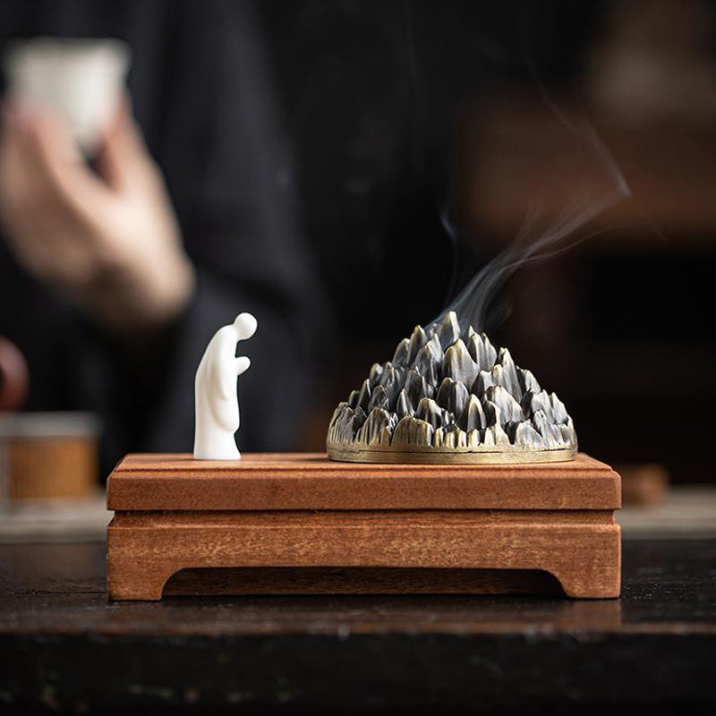 Brûleur d’Encens Montagne Zen avec Moine – Base en Bois Naturel