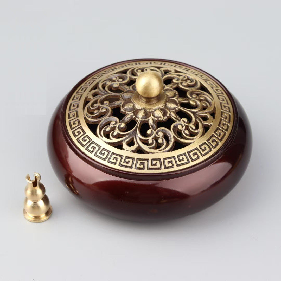 Brûleur d’Encens Lotus Doré – Laiton Sculpté & Base Rouge Profond