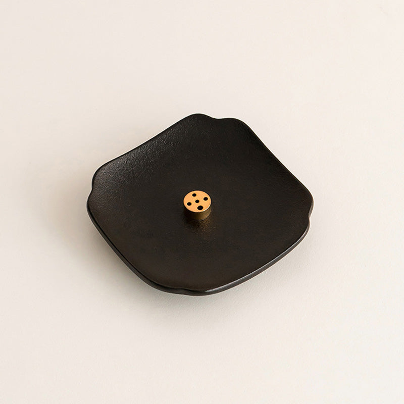 Porte-Encens en Porcelaine Noire – Feuille Élégante & Laiton (8,5 cm)