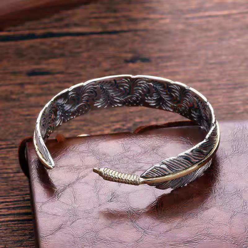 Bracelet Manchette en Cuivre Sculpté, Motif Plumes Ajustable