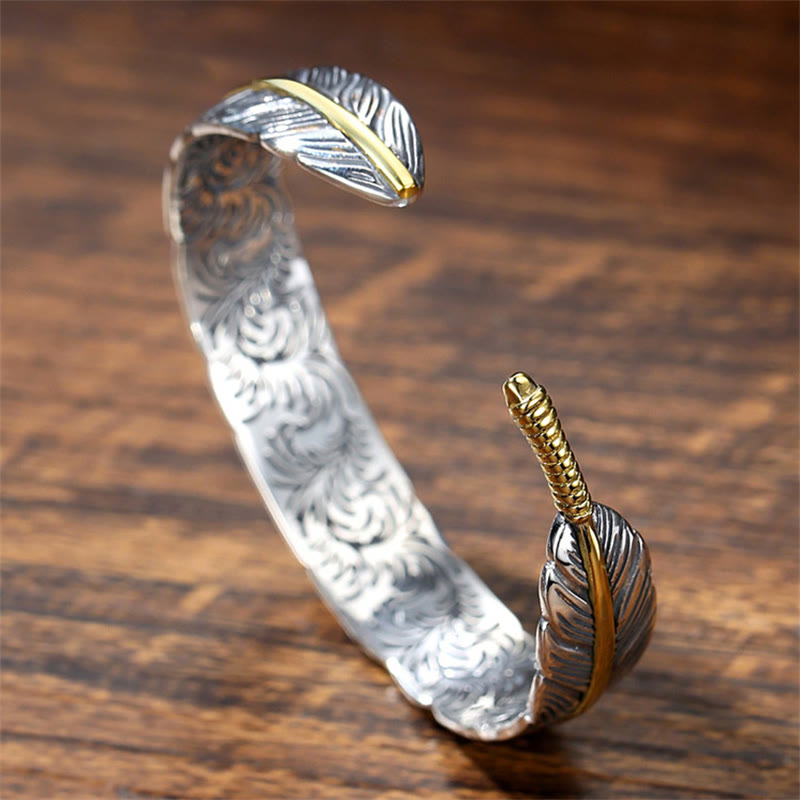 Bracelet Manchette en Cuivre Sculpté, Motif Plumes Ajustable