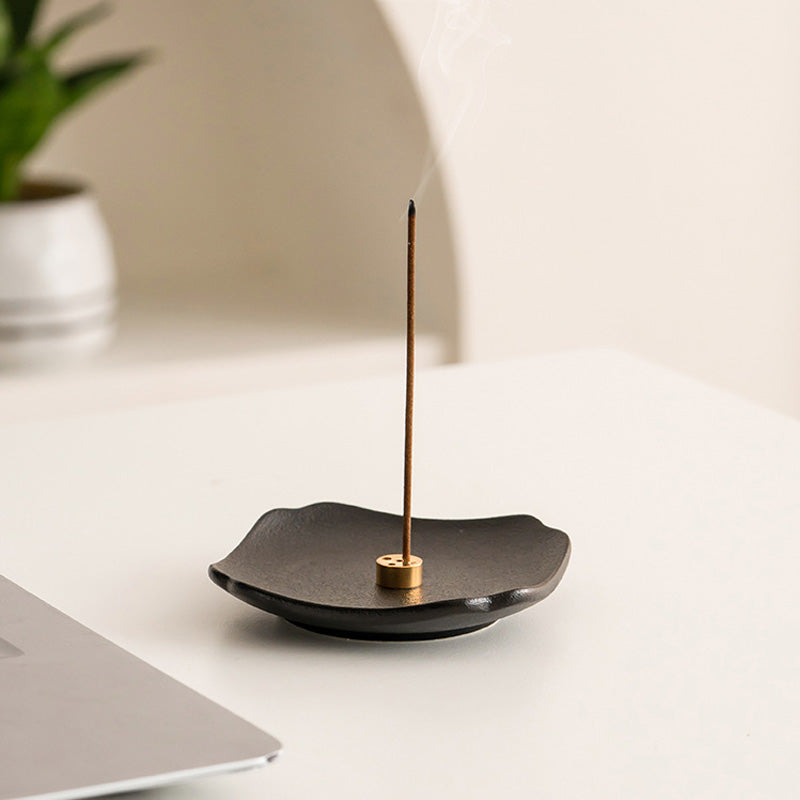 Porte-Encens en Porcelaine Noire – Feuille Élégante & Laiton (8,5 cm)