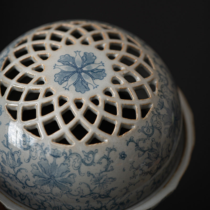 Brûleur d’Encens en Porcelaine Bleu & Blanc – Motifs Traditionnels Chinois