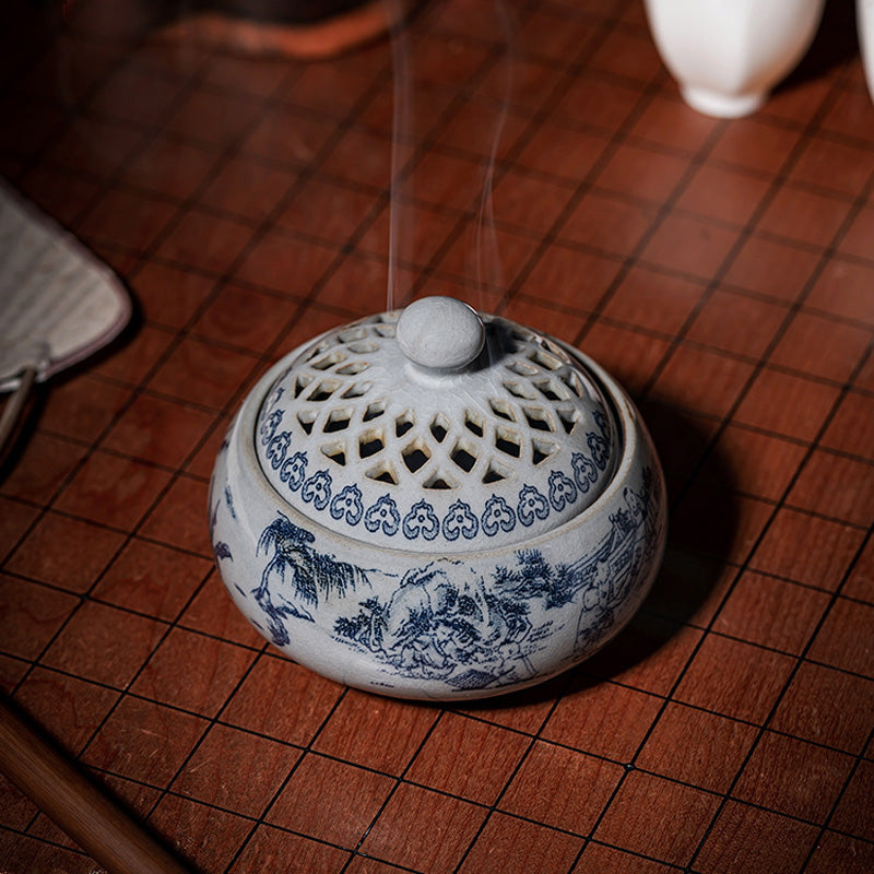 Brûleur d’Encens en Porcelaine Bleu & Blanc – Motifs Paysagers Traditionnels