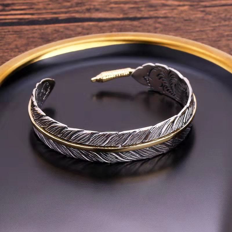Bracelet Manchette en Cuivre Sculpté, Motif Plumes Ajustable