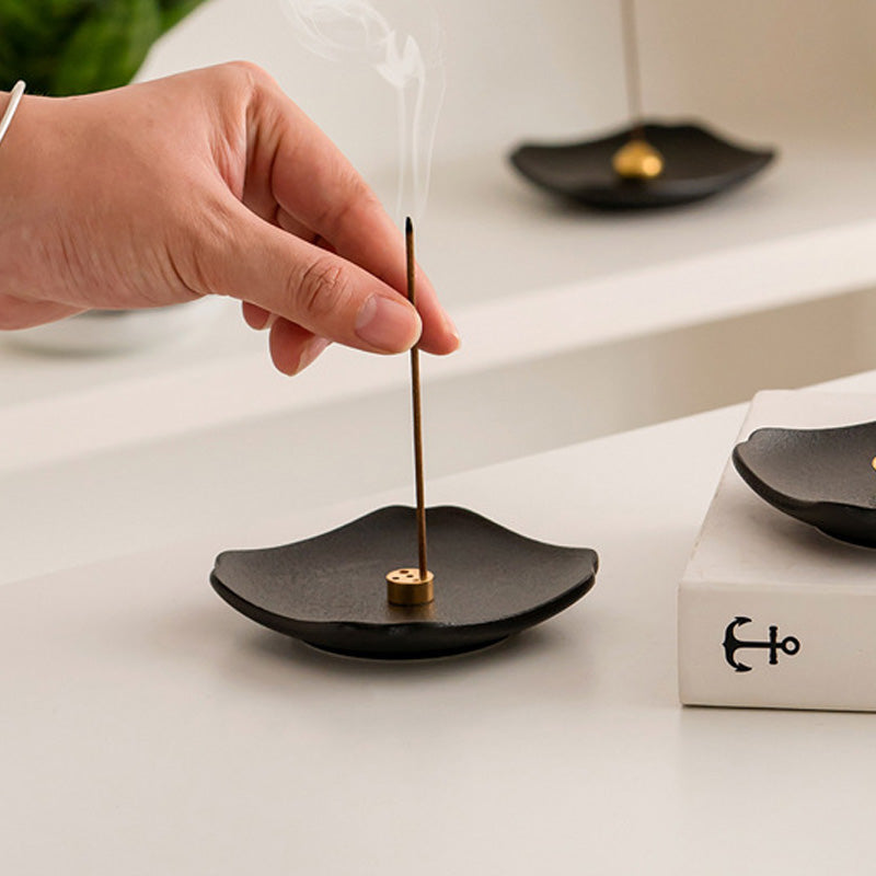 Porte-Encens en Porcelaine Noire – Feuille Élégante & Laiton (8,5 cm)
