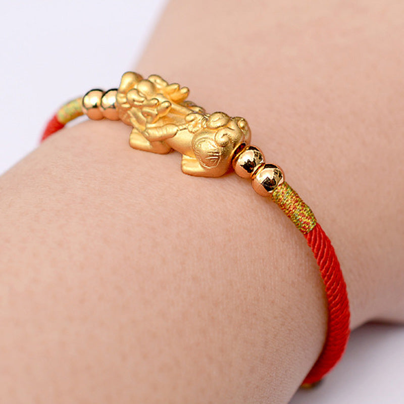 Bracelet Pixiu Luck en Fil Rouge ou Noir & Plaqué Or 24 Carats | Abondance & Protection Symbolique