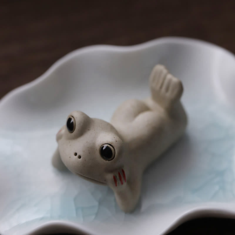 Statue de petite grenouille en céramique en méditation