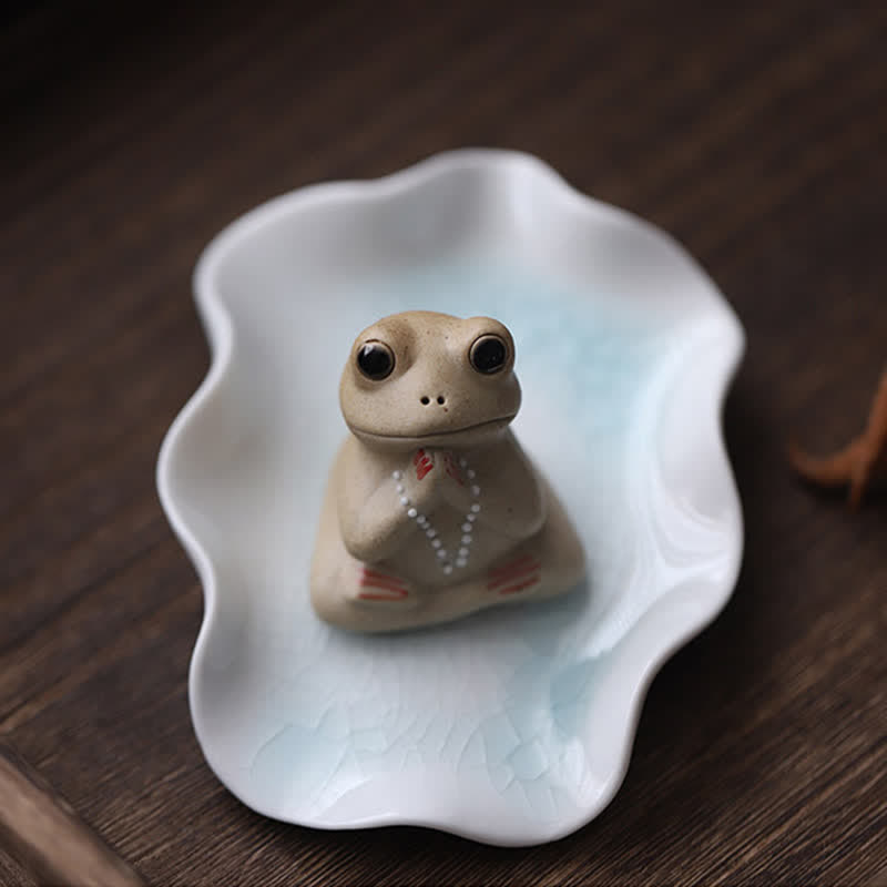 Statue de petite grenouille en céramique en méditation