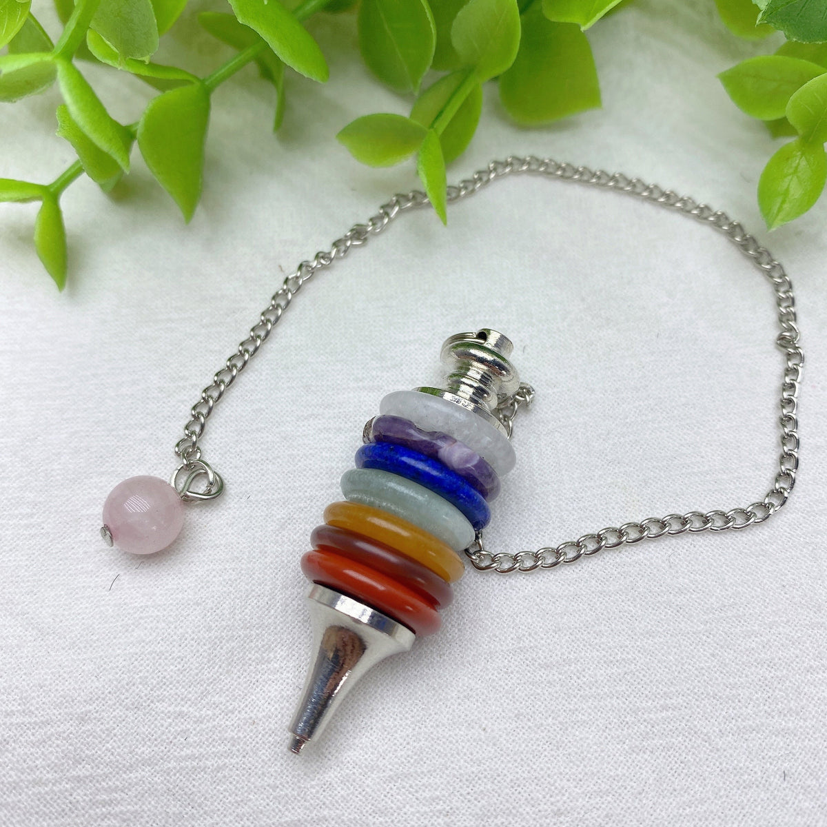 Pendule Chakra 7 Couleurs en Cristaux — Outil d’Intuition & Bijou Spirituel (21,1 cm)