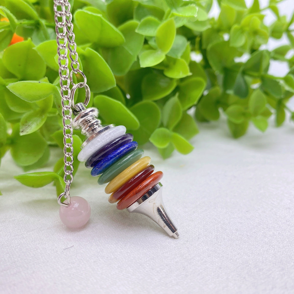 Pendule Chakra 7 Couleurs en Cristaux — Outil d’Intuition & Bijou Spirituel (21,1 cm)
