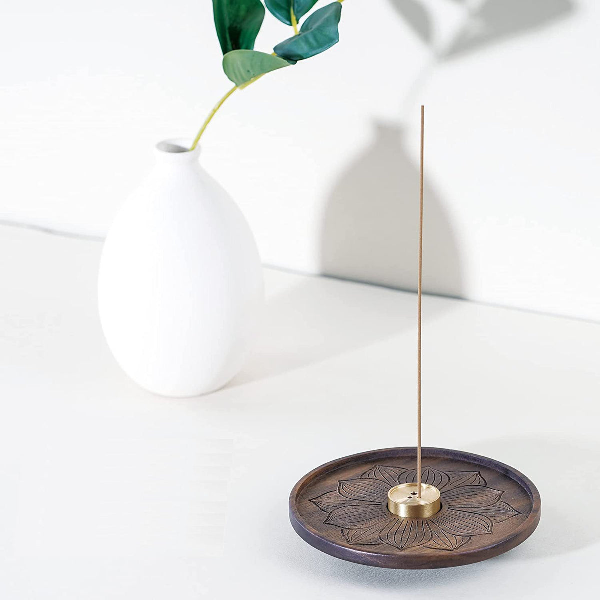Porte-Encens en Noyer Noir & Laiton – Lotus Sculpté (12 cm)