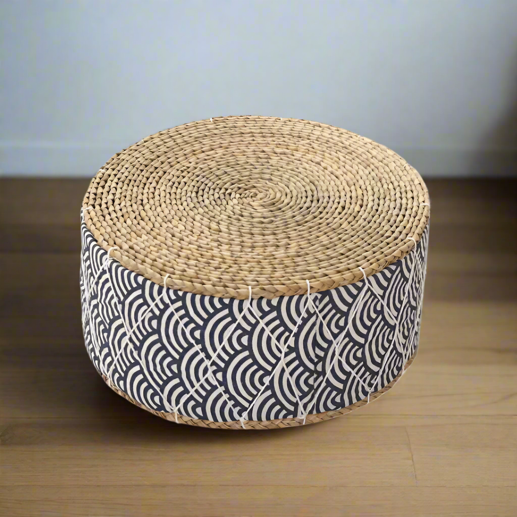 — Coussin de Méditation Japonais Bleu en Paille Naturelle | Assise Zen Artisanale