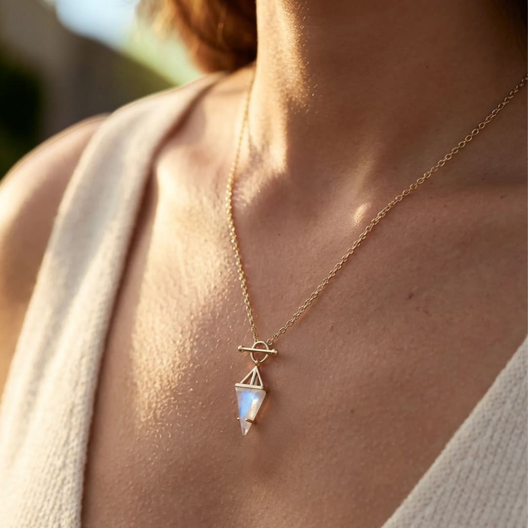 Pendentif Pointe d’Équilibre en Pierre de Lune