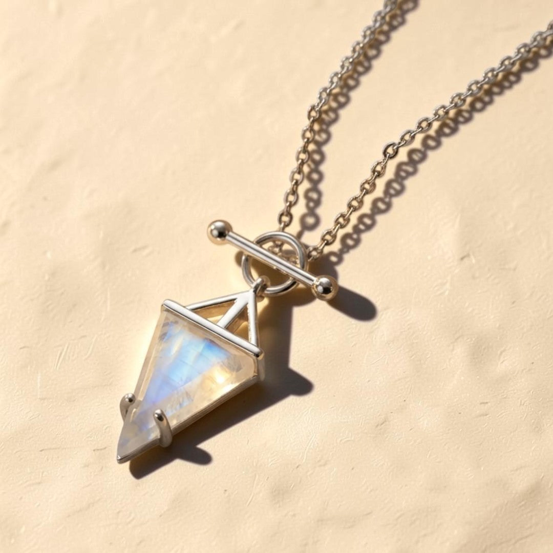 Pendentif Pointe d’Équilibre en Pierre de Lune