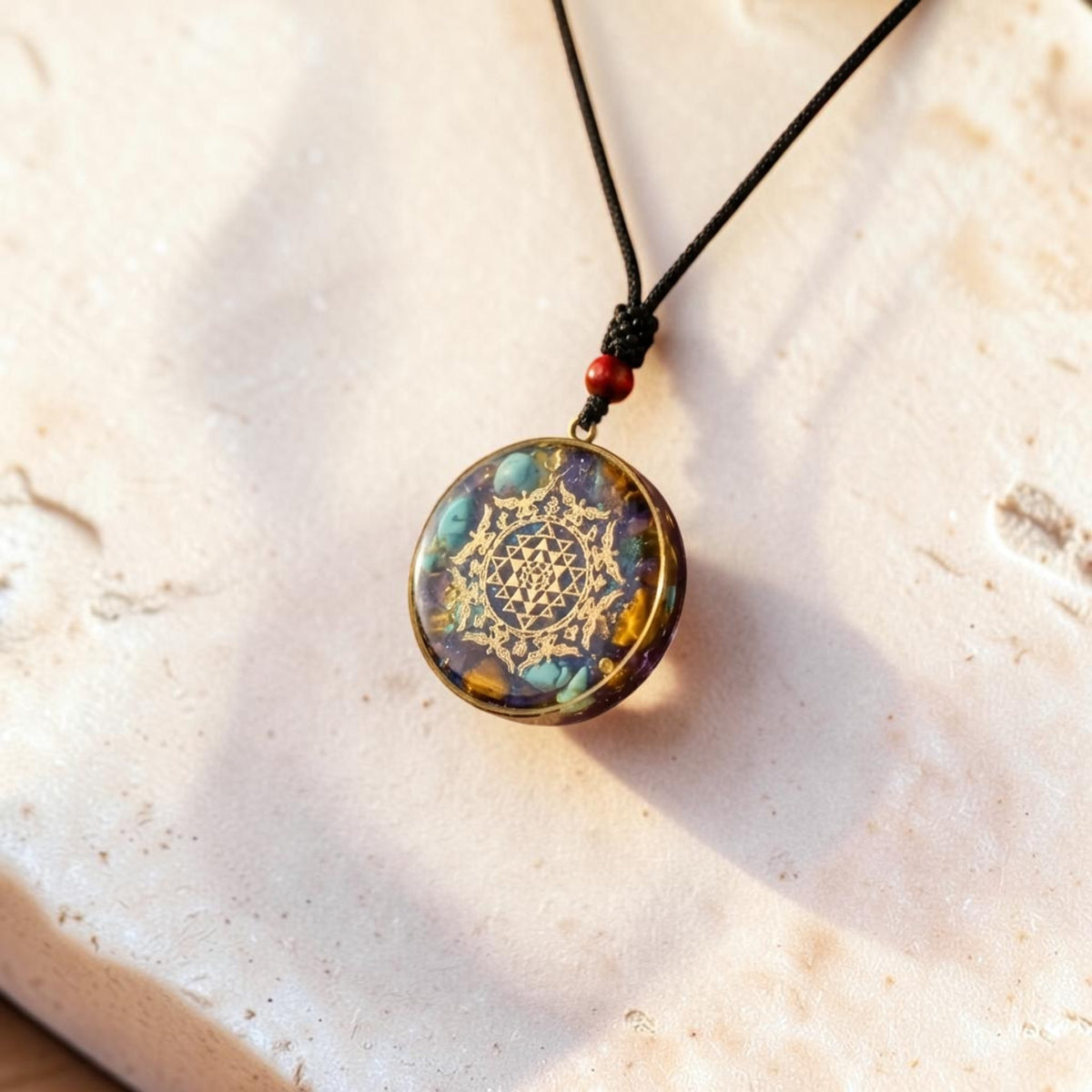 Pendentif Orgonite Sri Yantra en Turquoise & Oeil de Tigre