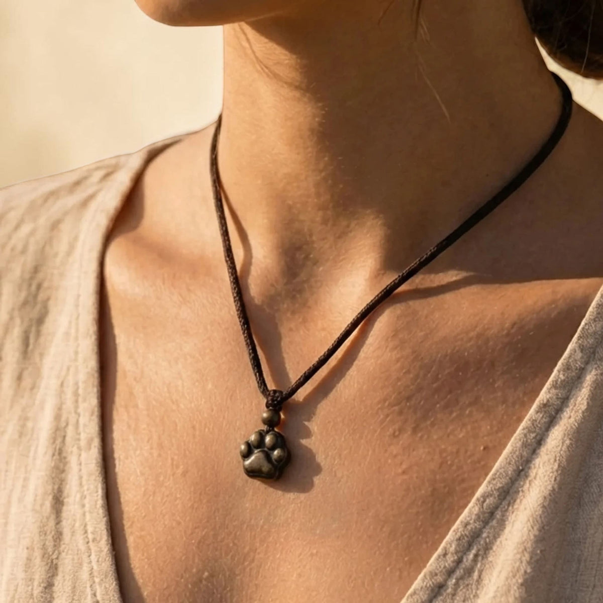 Pendentif Patte Lien Éternel en Obsidienne Dorée