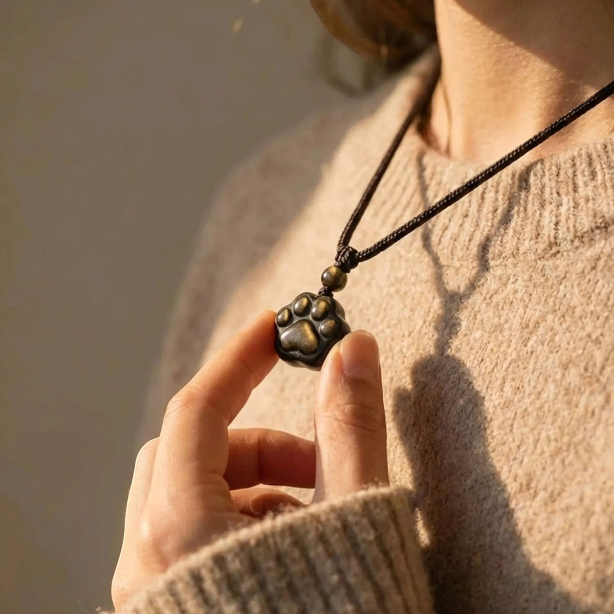 Pendentif Patte Lien Éternel en Obsidienne Dorée