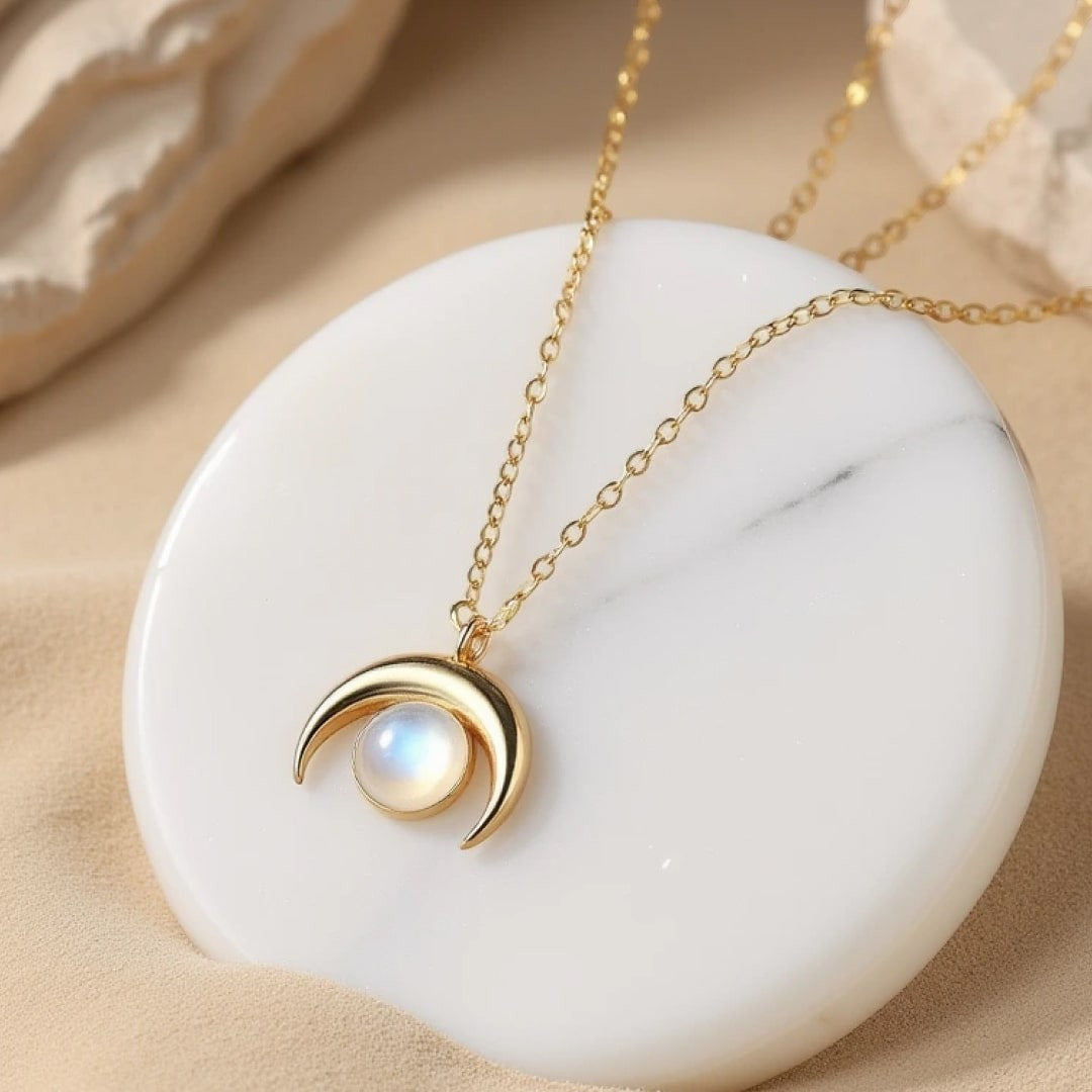 Collier Croissant de Lune en Pierre de Lune