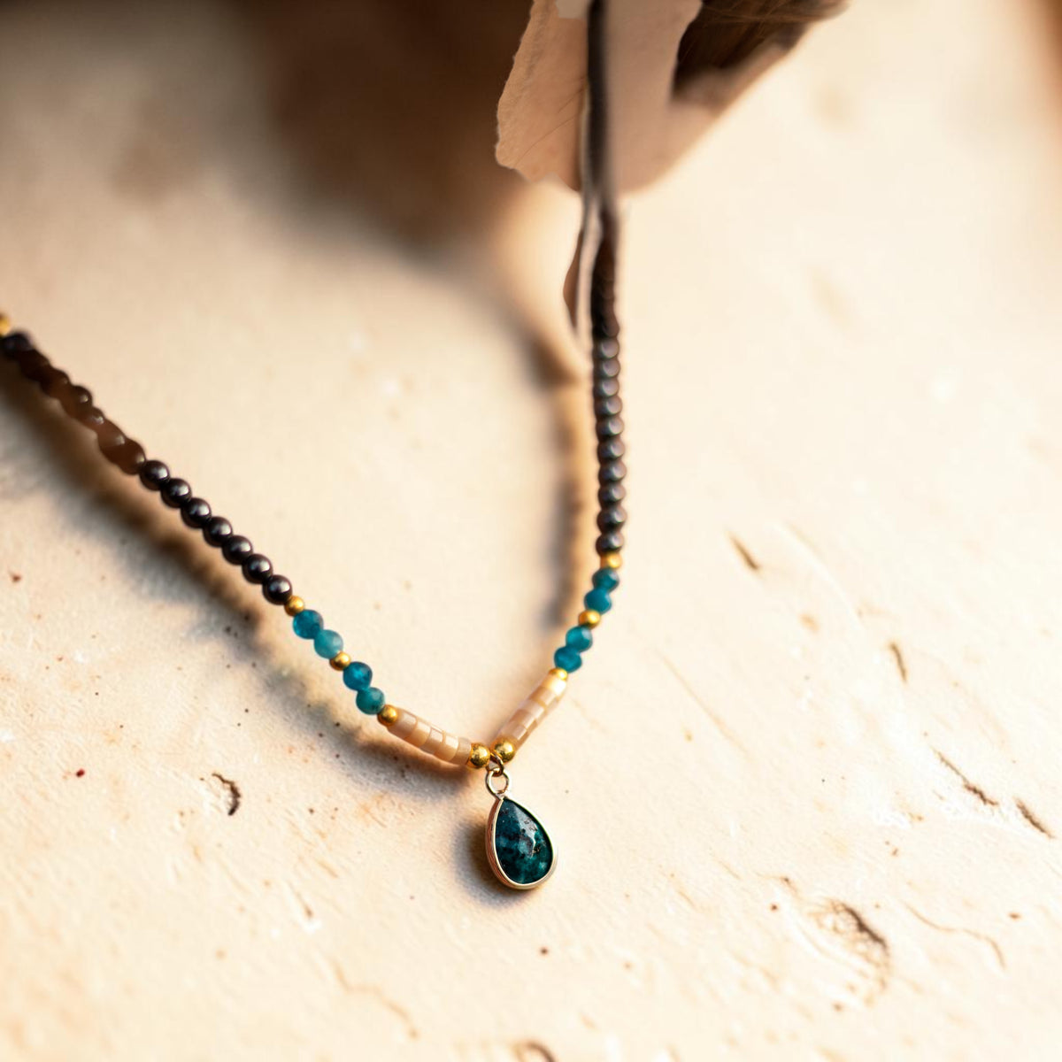 Collier Ras de Cou Goutte en Apatite