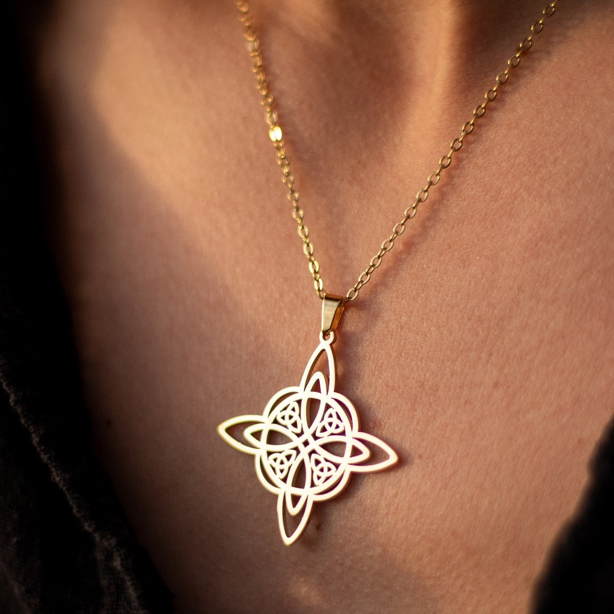 Pendentif Protection Éternelle en Nœud de Sorcière