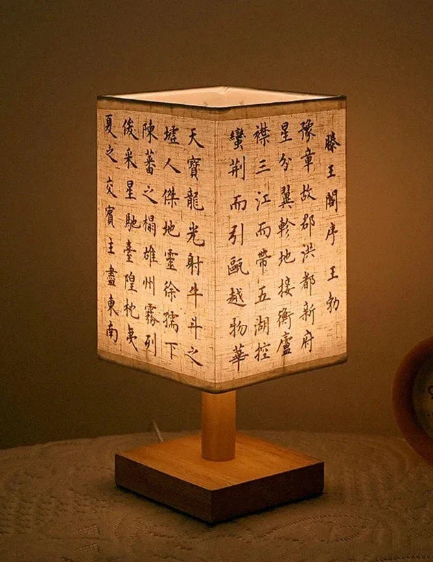 Lampe Japonaise Décorée en Bois & Tissu, Motifs Traditionnels et Lumière Zen