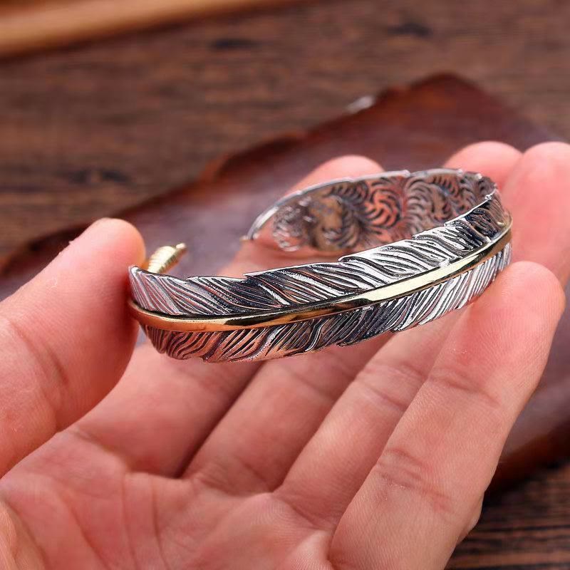 Bracelet Manchette en Cuivre Sculpté, Motif Plumes Ajustable