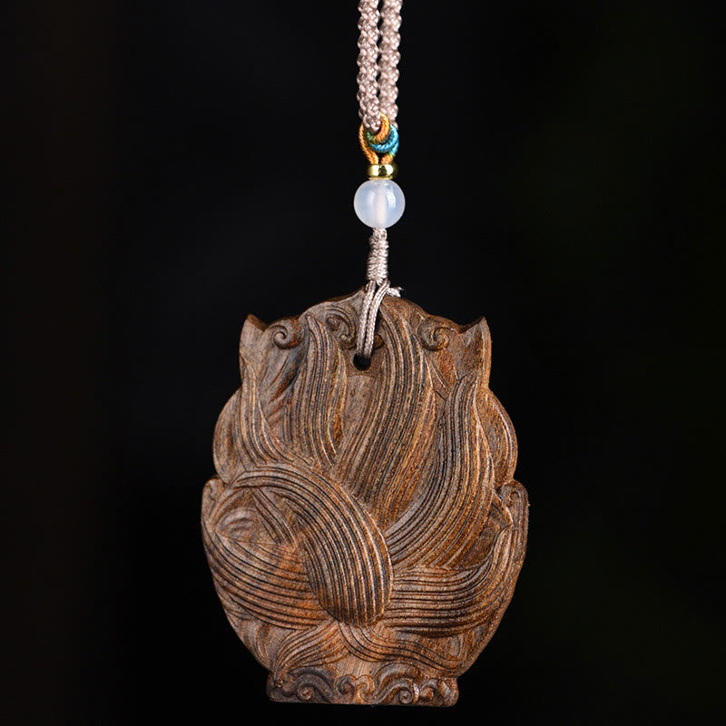 Collier Symbolique Renard à Neuf Queues en Bois d’Agar Naturel