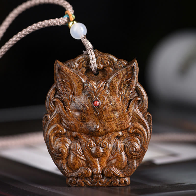 Collier Symbolique Renard à Neuf Queues en Bois d’Agar Naturel