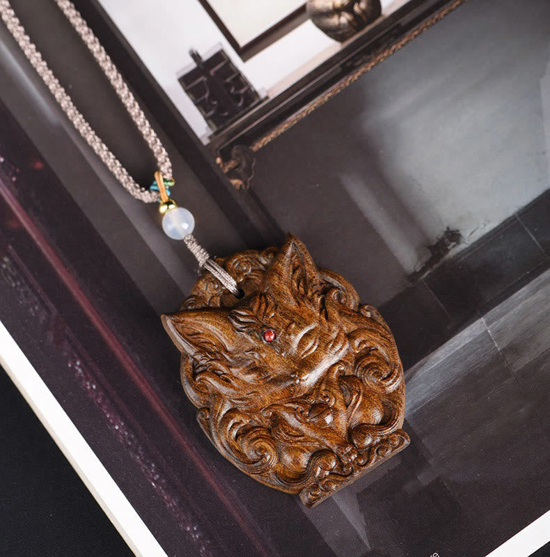 Collier Symbolique Renard à Neuf Queues en Bois d’Agar Naturel
