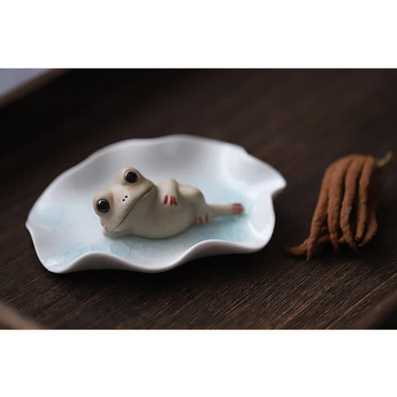 Statue de petite grenouille en céramique en méditation
