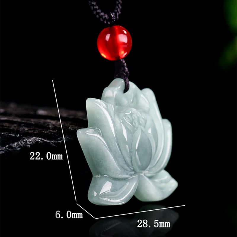 Collier Lotus en Jade Sculpté Naturel – Symbole de Prospérité