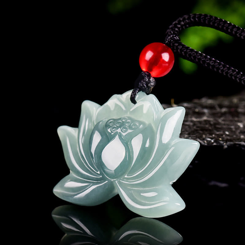 Collier Lotus en Jade Sculpté Naturel – Symbole de Prospérité