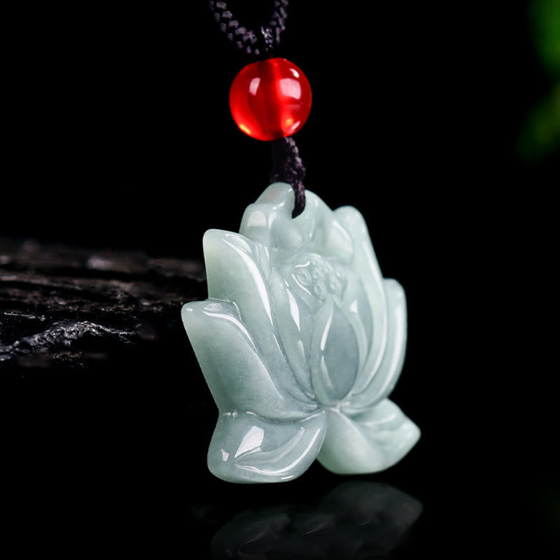 Collier Lotus en Jade Sculpté Naturel – Symbole de Prospérité