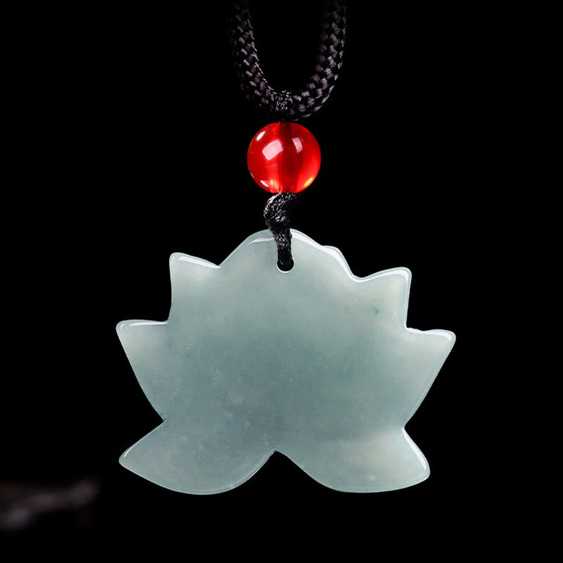 Collier Lotus en Jade Sculpté Naturel – Symbole de Prospérité