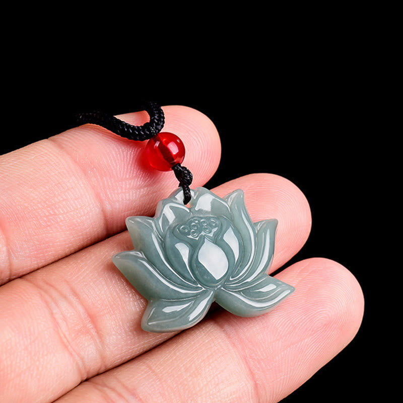 Collier Lotus en Jade Sculpté Naturel – Symbole de Prospérité