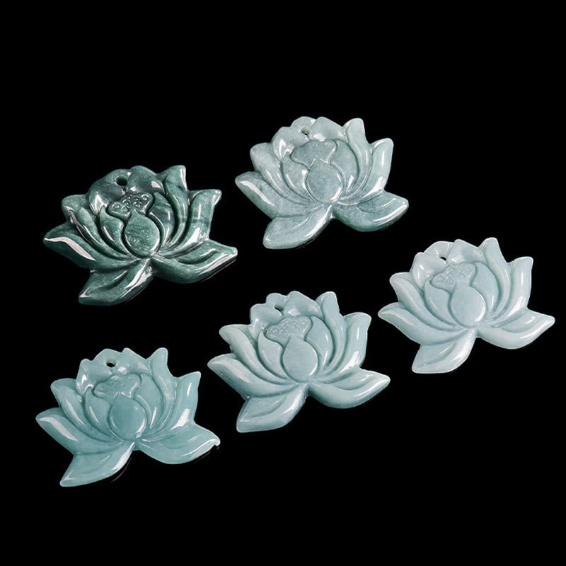 Collier Lotus en Jade Sculpté Naturel – Symbole de Prospérité