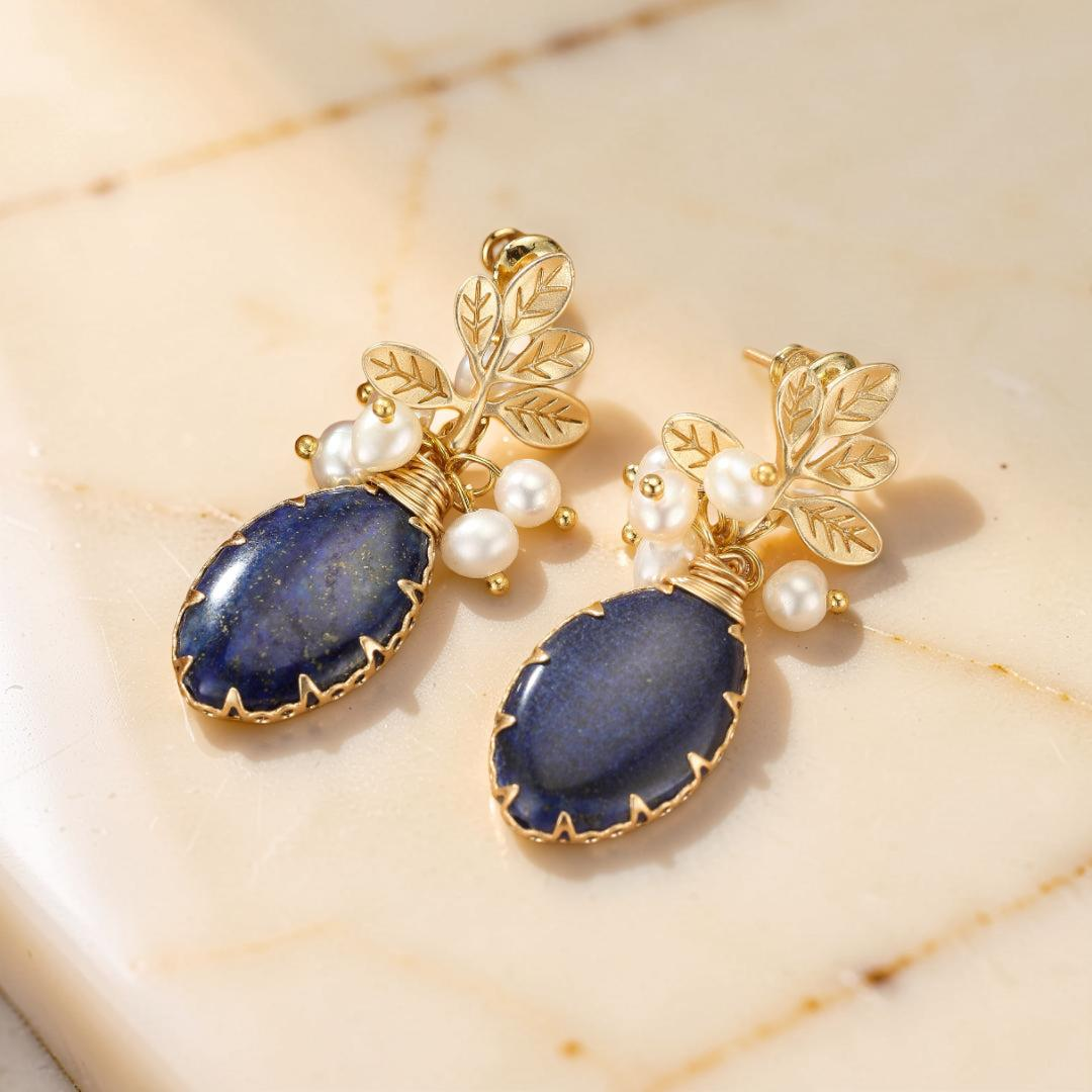 Boucles d’Oreilles Lapis Lazuli et Perle – Fleur de Sérénité, Argent Plaqué Or