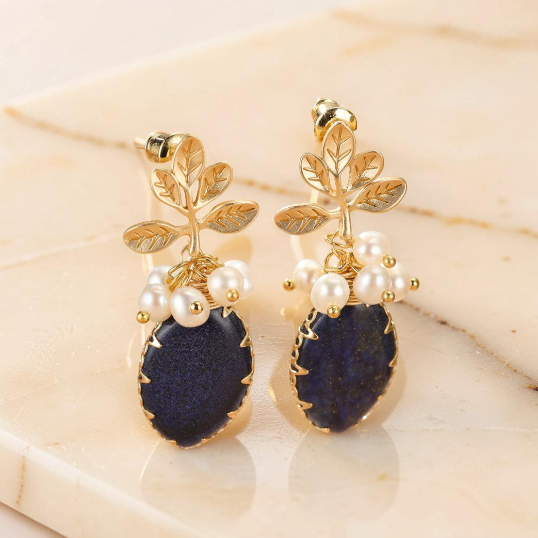 Boucles d’Oreilles Lapis Lazuli et Perle – Fleur de Sérénité, Argent Plaqué Or