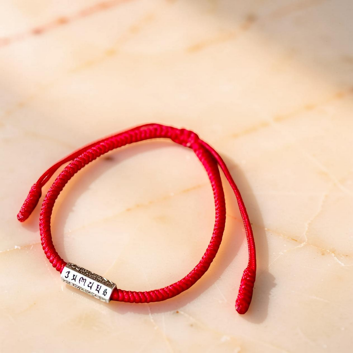 Bracelet Six Mantras Fil Rouge – Harmonie et Créativité